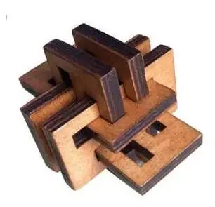 Casse tête ancien en plaques de bois entrecroisées aux teintes sombres