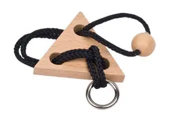 Casse tête triangle des bermudes en bois avec cordelette noire et anneau métallique